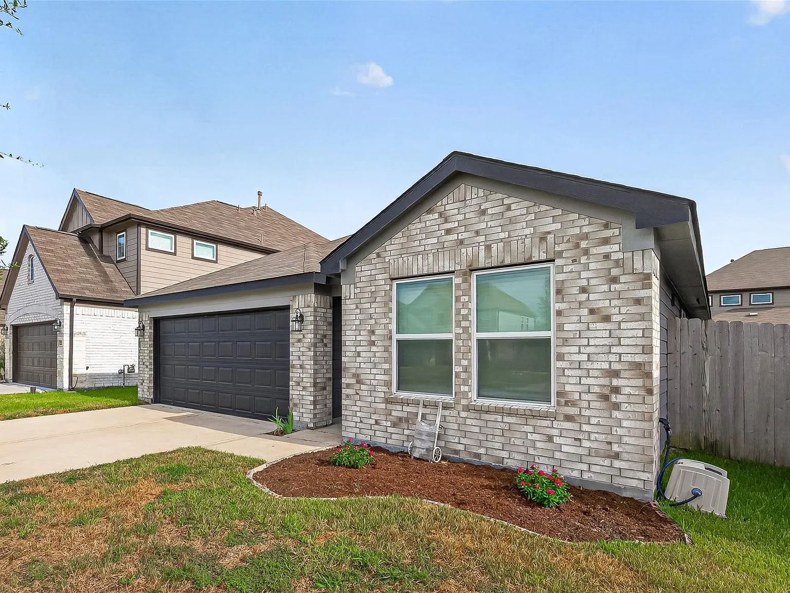 3 bed, 2.0 bath, 1394 sqft, $2,100 — Photo 4
