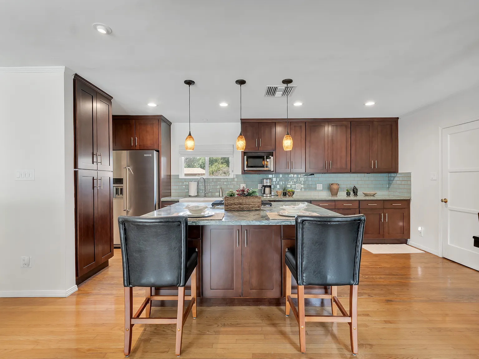 3 bed, 1176 sqft, $4,950 — Photo 3