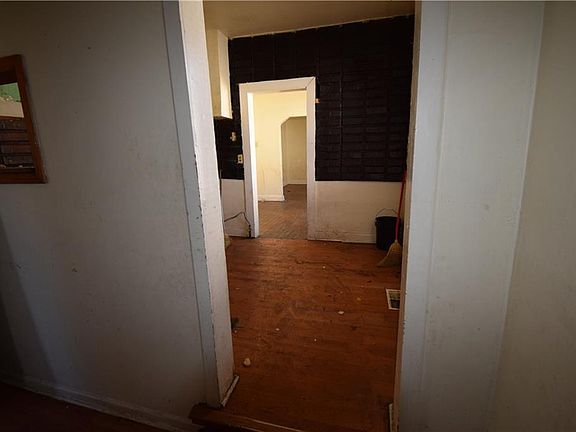 5th image of 2309 N Parker Ave