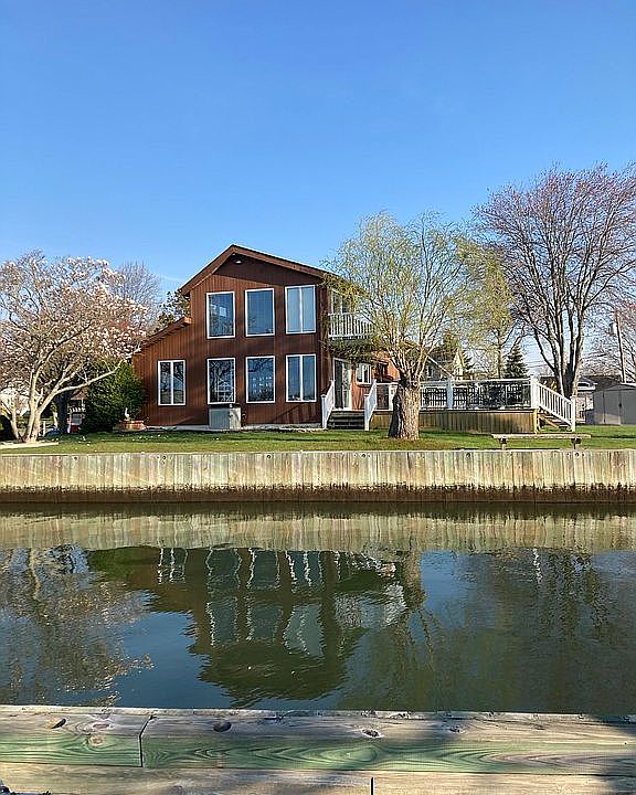 1st image of 33 Deeringwood Ln