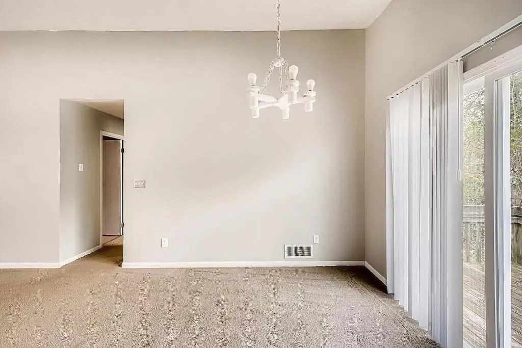 Building Photo - 2120 Pinetree Dr #2