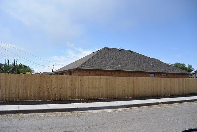 2nd image of 1122 E Pine Ave
