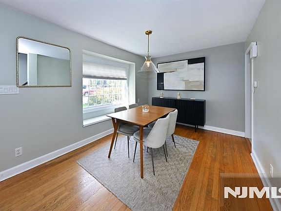 4th image of 137 E Magnolia Avenue