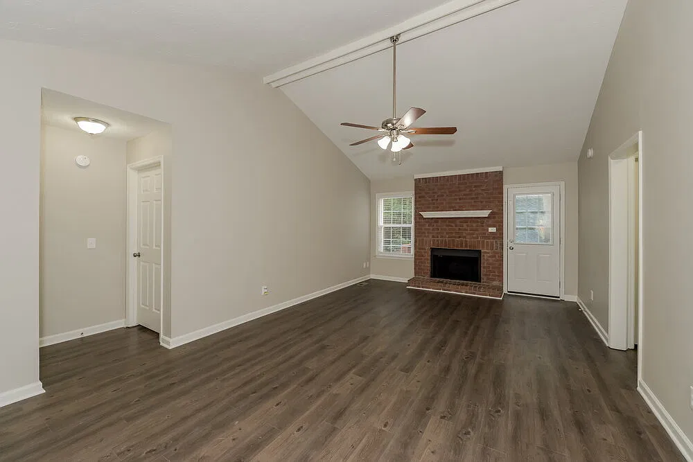 3 bed, 2.0 bath, 1331 sqft, $2,210 — Photo 4