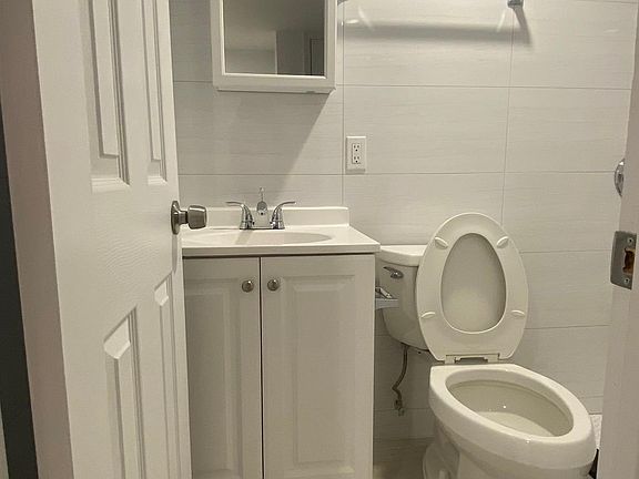 3rd image of 139-60 Pershing Cres #G