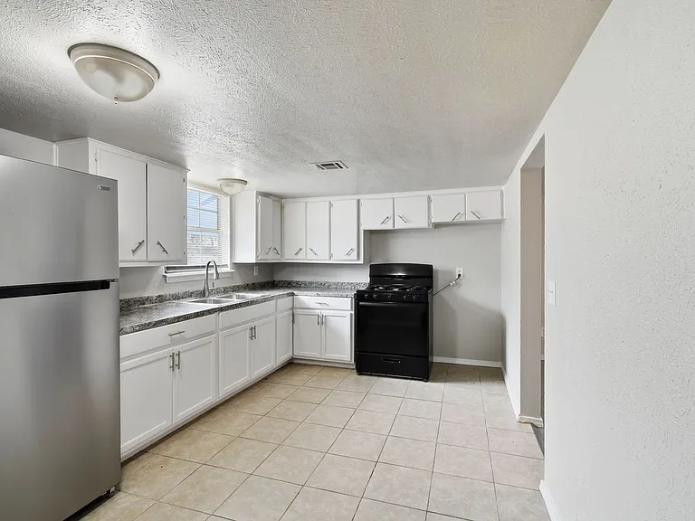S Maple St Apartments — Photo 9