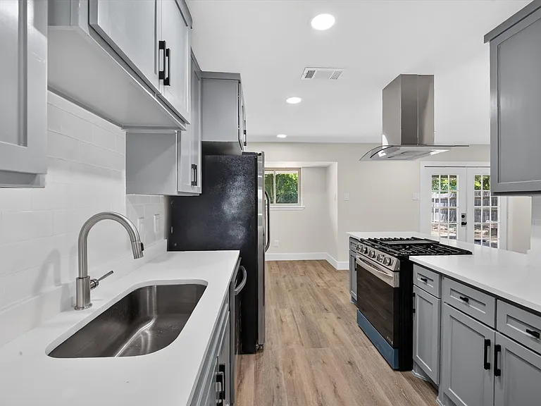 913 Russell Ln — Photo 22