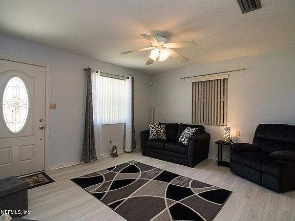5th image of 2111 Maple Leaf Dr E