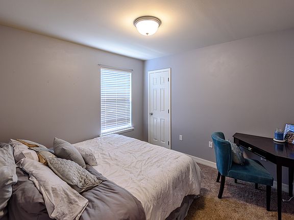 4th image of 563 Whitefield Ln