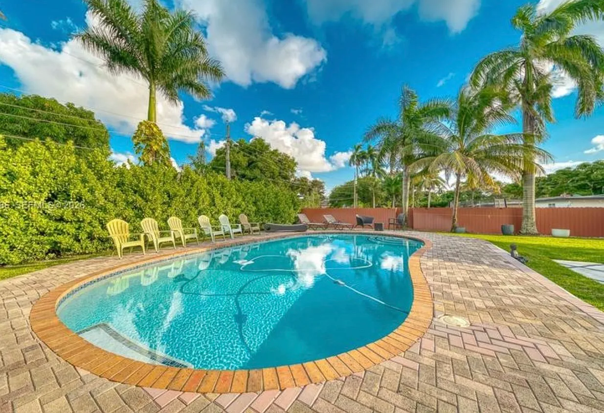 4 bed, 4.5 bath, 2323 sqft, $6,000 — Photo 4
