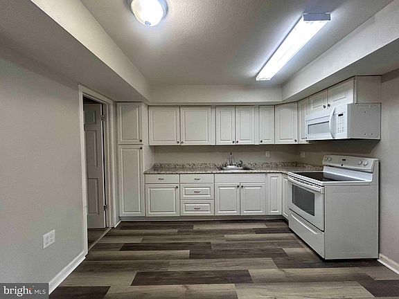 3rd image of 701 Abbey Ct