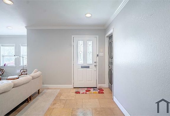 5th image of 803 Sealy St