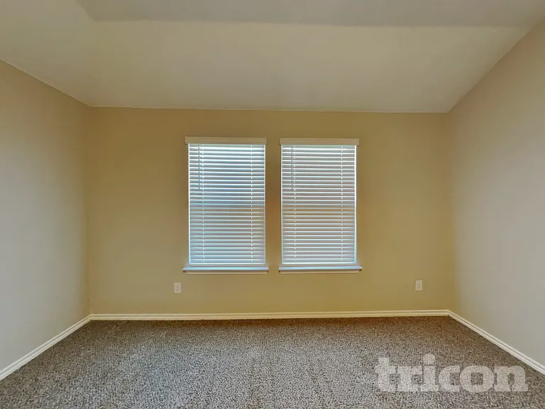 3323 Hawkins Dr — Photo 6