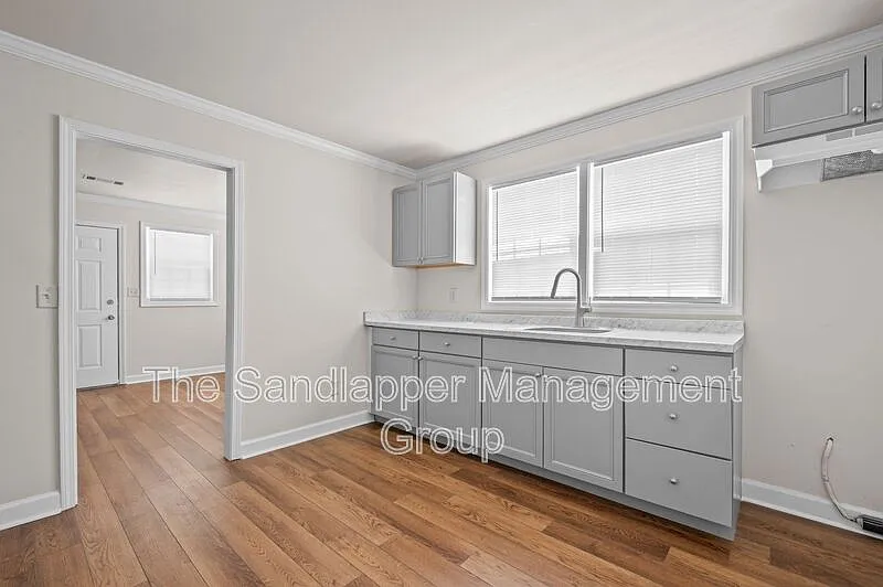 3 bed, 1.0 bath, 1000 sqft, $1,825 — Photo 4