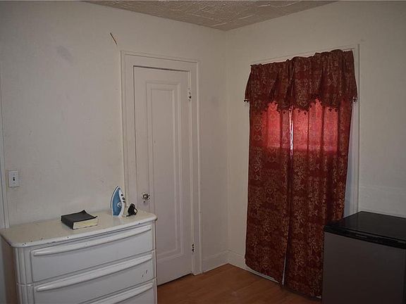 4th image of 3811 E 39th St