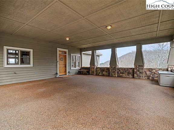 3rd image of 1690 Evergreen