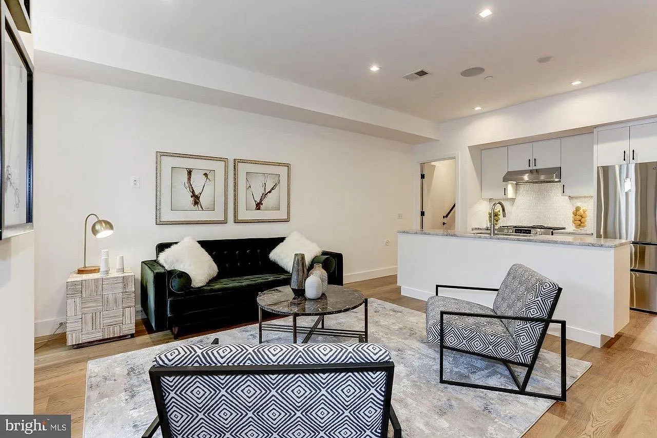 2 bed, 900 sqft, $3,600 — Photo 3