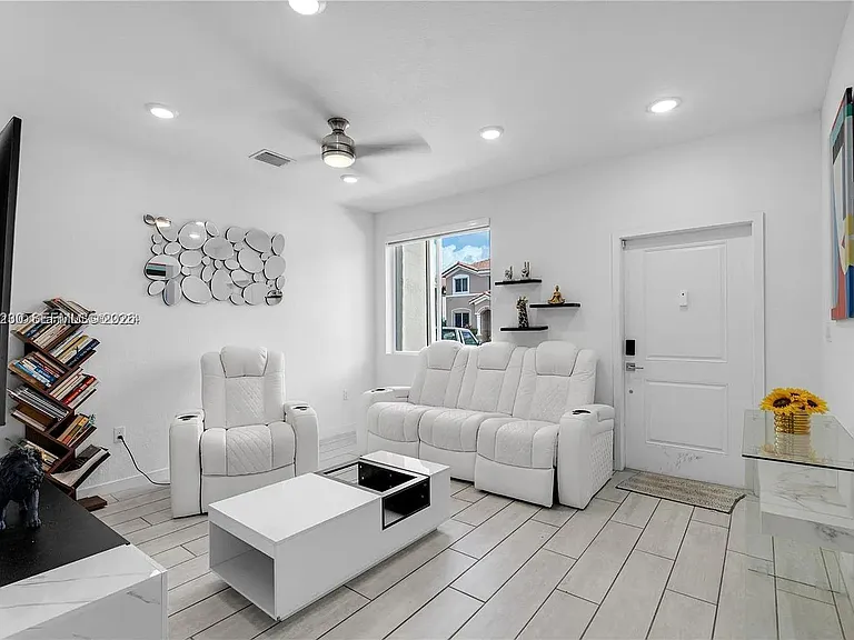 1042 SE 23rd Ter — Photo 3