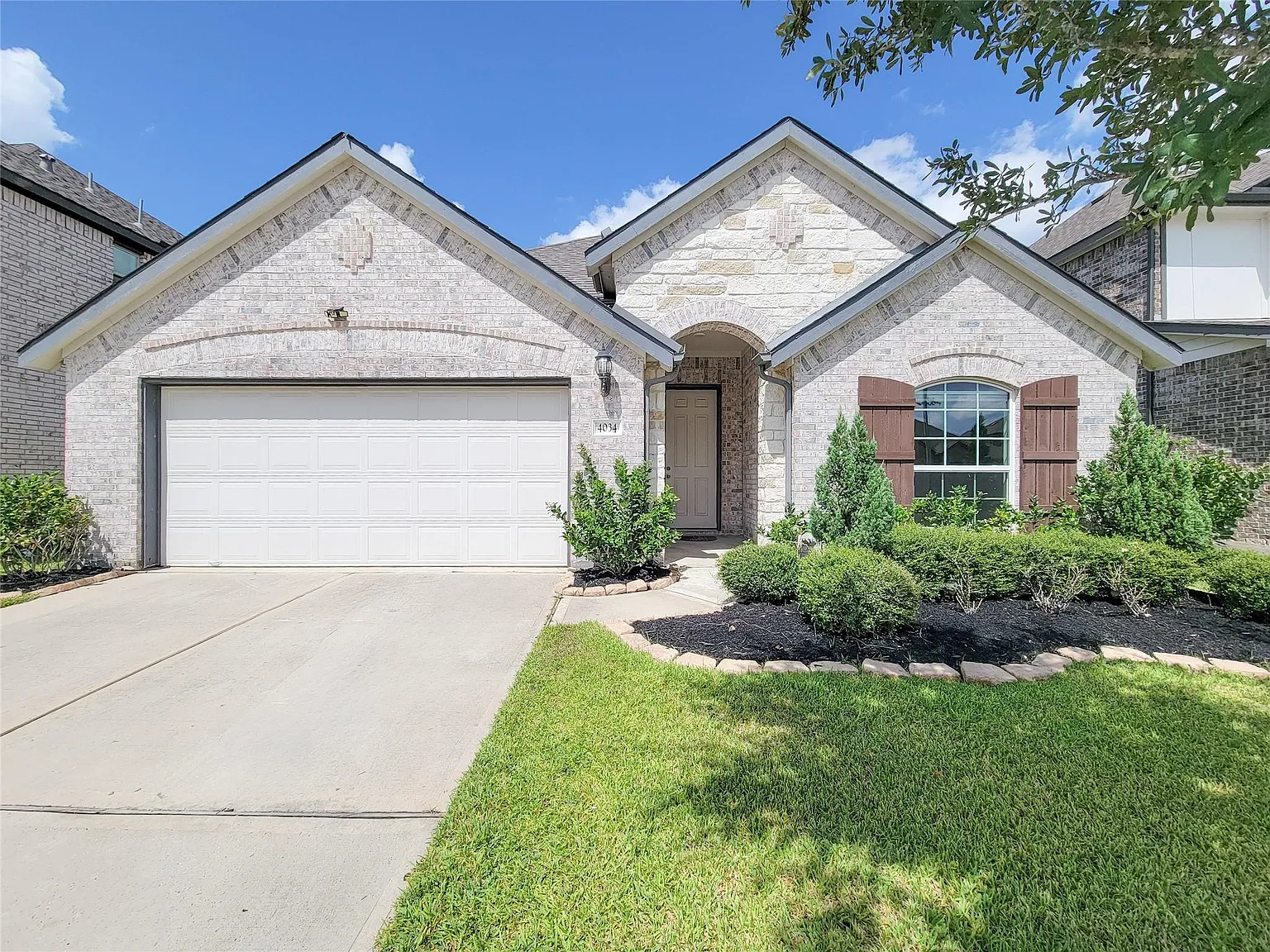 4 bed, 3.0 bath, 2215 sqft, $2,400 — Photo 2
