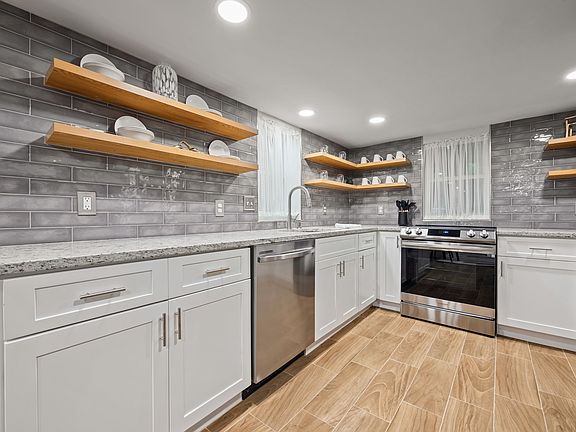 4th image of 10 Claire Dr SE #B