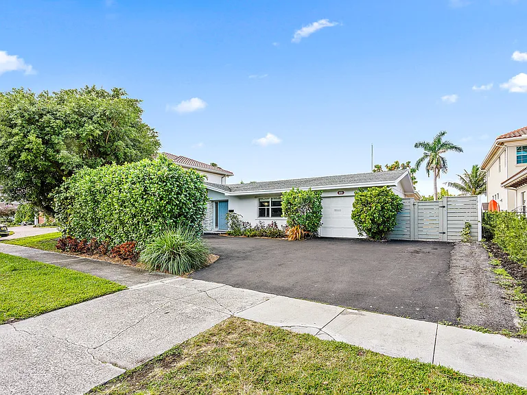 733 Waterway Dr — Photo 1
