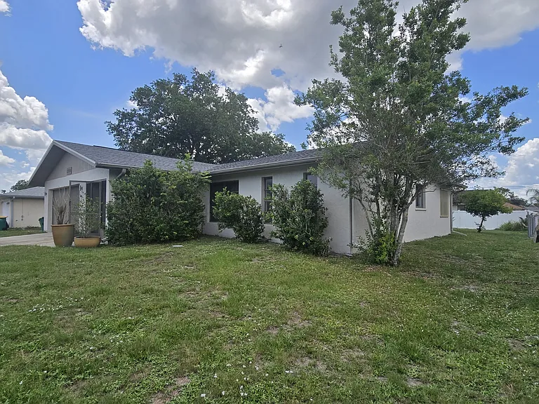 21498 Manatee Ave — Photo 1