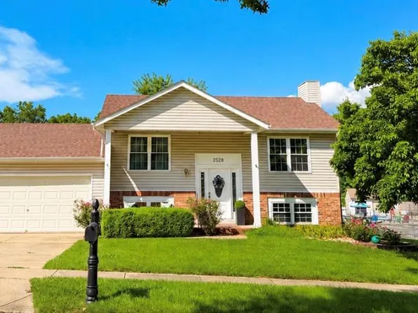 2528 Stillwater Dr, O'Fallon, MO 63368