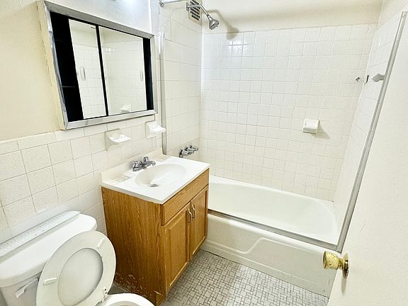 4th image of 1545 Rhinelander Ave APT 4