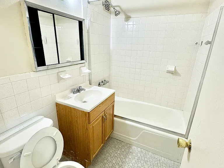 1545 Rhinelander Ave #4 — Photo 4