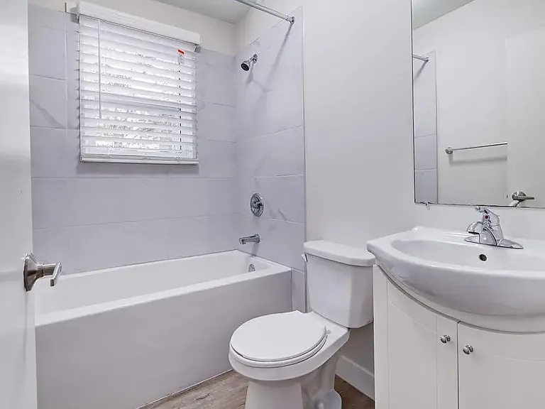 1602 Victoria Ave #2 — Photo 4