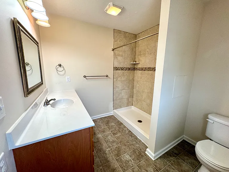 195 Moul Ave - Owner's Suite Full Bathroom w/ Low Entry Shower