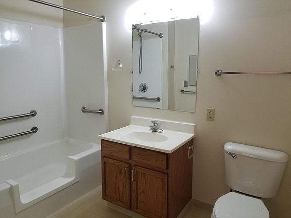 4th image of 1701 Woodland Cir APT 111