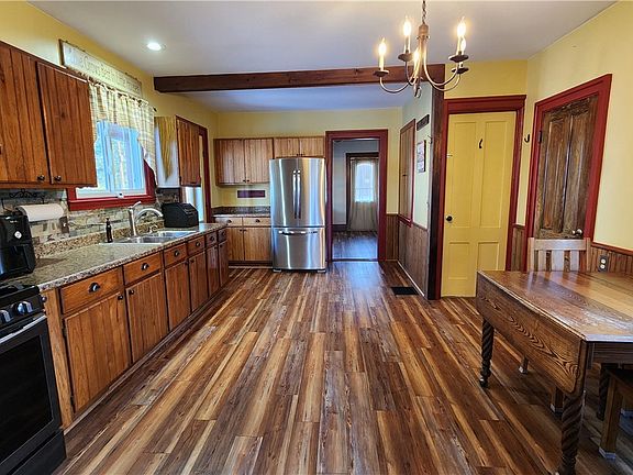 3rd image of 492 Ridge Rd