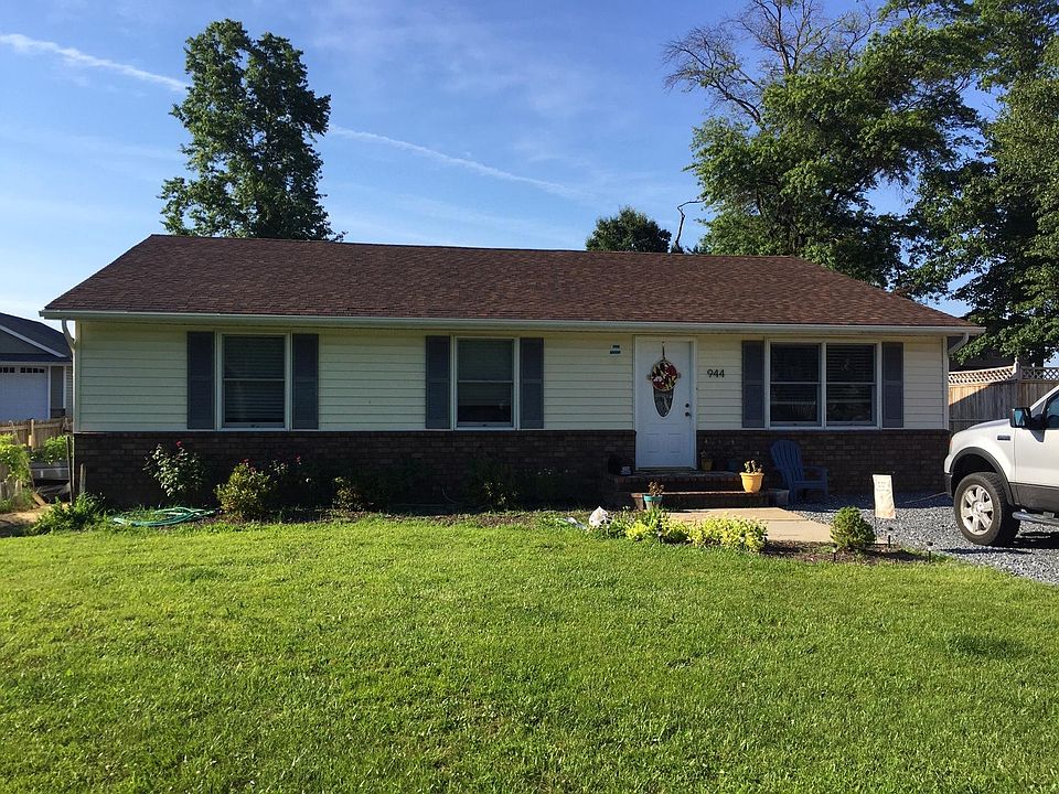 1st image of 944 Cloverfields Dr