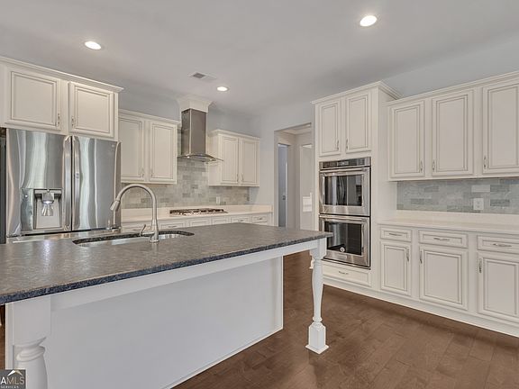 3rd image of 775 Vaughn Rd