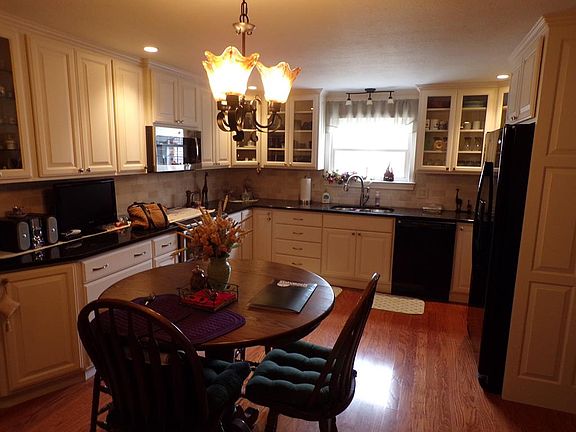 3rd image of 588 Meadow Ln