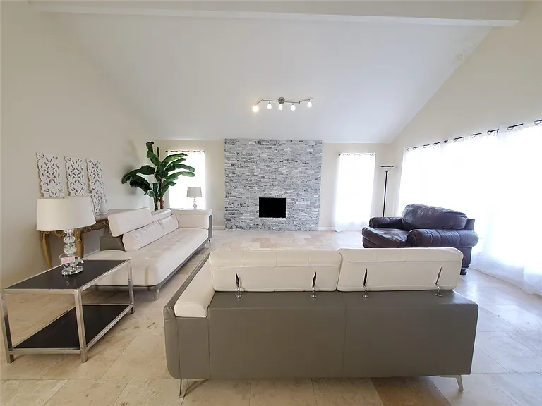 2810 Arrowhead Dr — Photo 4
