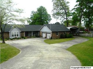 202 Lakeshore Dr, Rainbow City, AL 35906