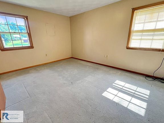 5th image of 512 Tightsqueeze Rd