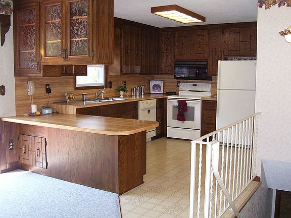 Spacious kitchen with newer appliances!