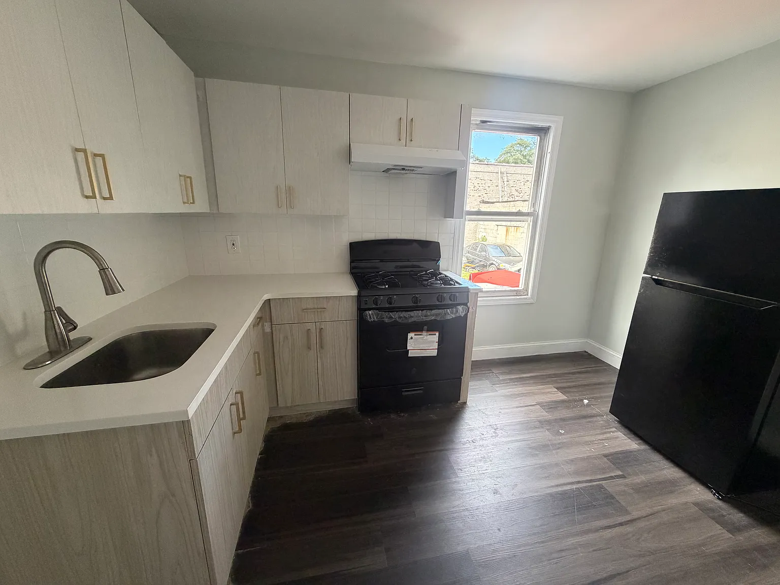 3 bed, 950 sqft, $2,450 — Photo 2