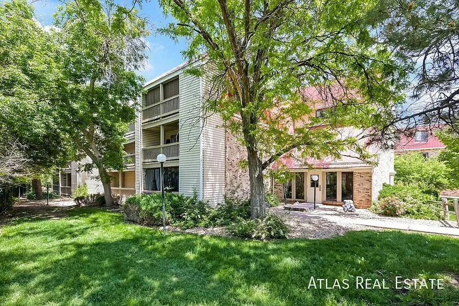 2 Bedroom 1 Bath Apartment in Aurora! Walk to Settler's Park! — Photo 1
