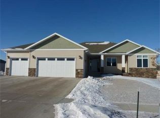 612 Slate Dr, Bismarck, ND 58503