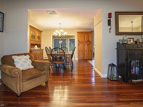 5th image of 26 Stratfordshire Dr