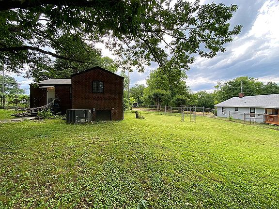 Large yard for summer fun!