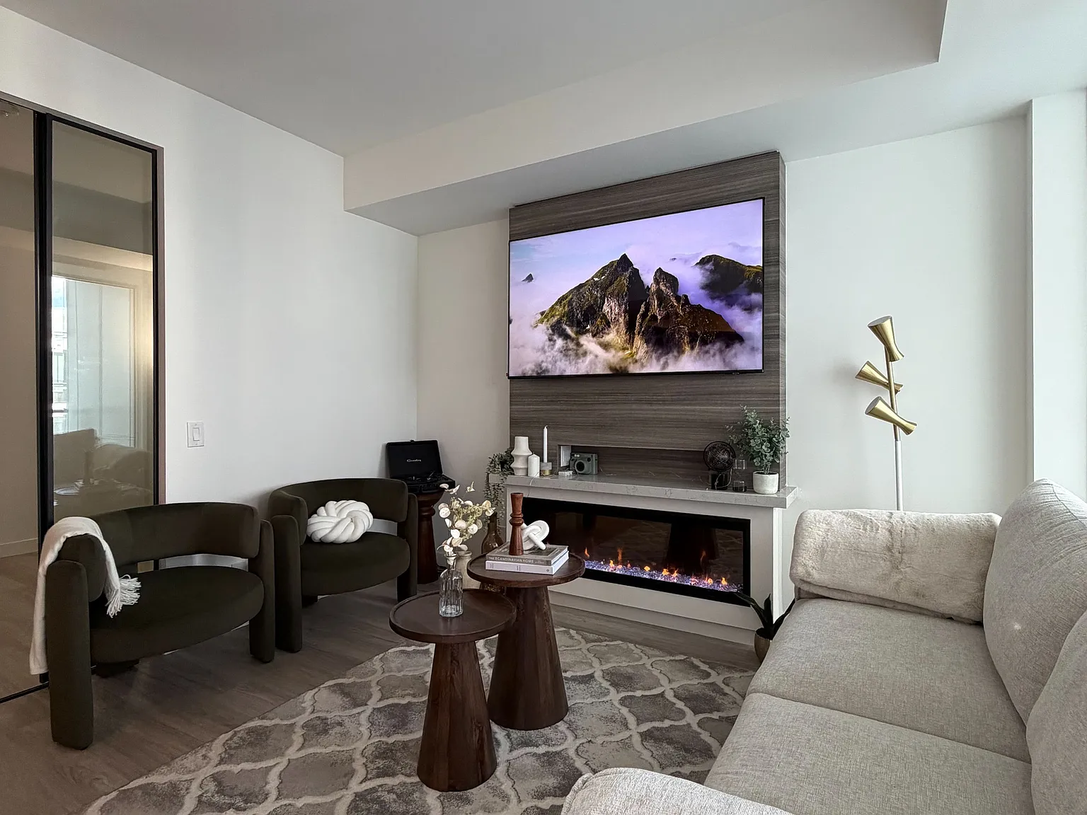 QA Condos — Photo 3