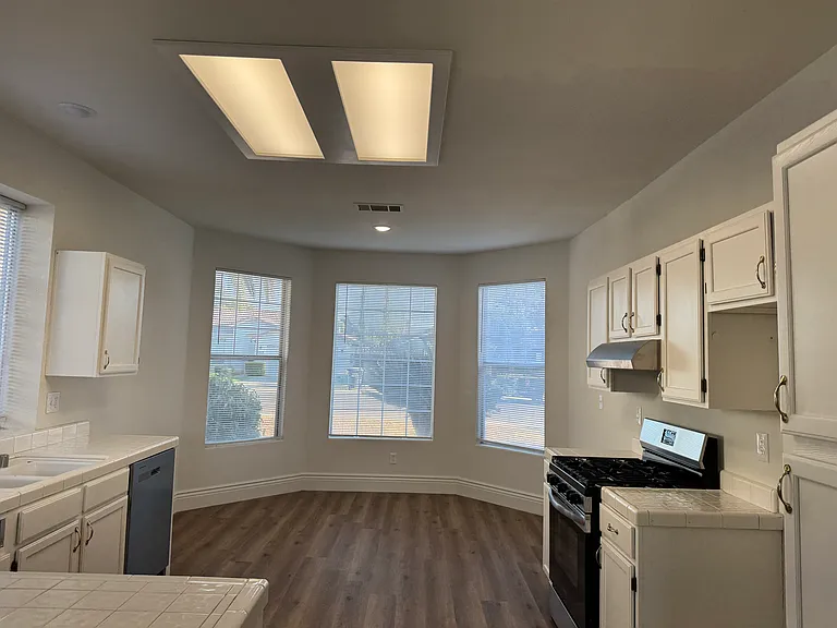 2222 W Vine Ave — Photo 10