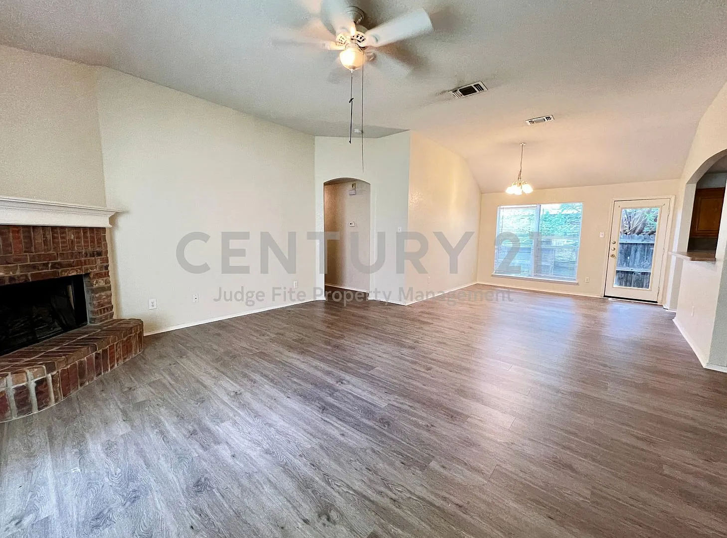 Charming 3/2/2 in Denton For Rent! — Photo 4