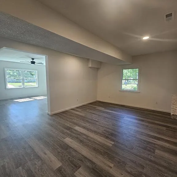 325 S Elm St — Photo 5