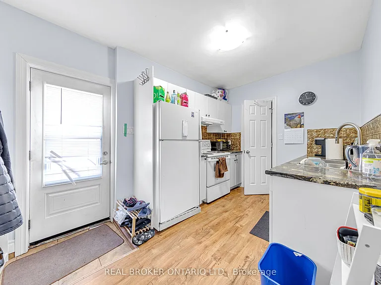 52 1/2 Victoria Ave N #LOWER — Photo 8